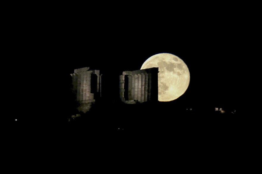 Φωτογραφίες: «Strawberry Moon», η ξεχωριστή Πανσέληνος του Ιουνίου με φόντο το Σούνιο