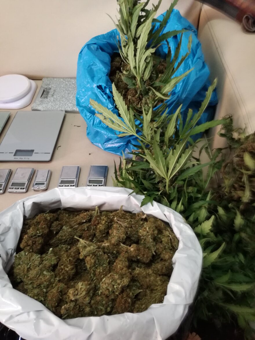 Όπλα, ναρκωτικά και δεκάδες χιλιάδες ευρώ βρήκαν οι Αρχές κατά την έφοδό τους σε καταυλισμούς Ρομά