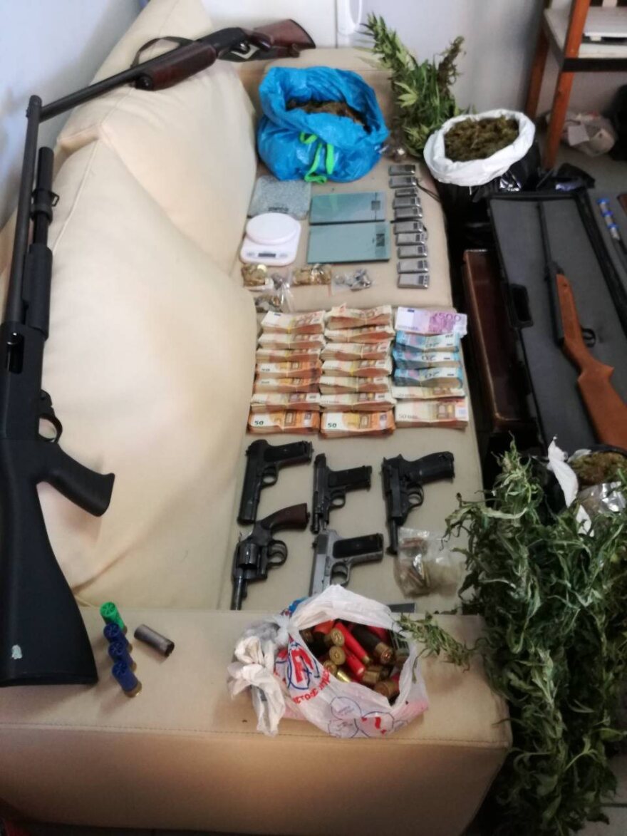 Όπλα, ναρκωτικά και δεκάδες χιλιάδες ευρώ βρήκαν οι Αρχές κατά την έφοδό τους σε καταυλισμούς Ρομά