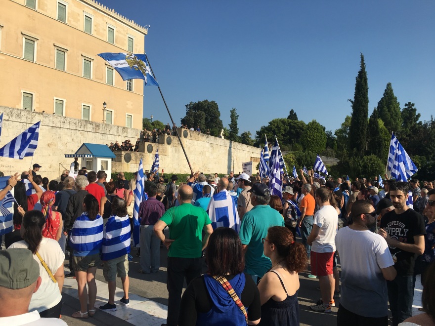 Σε συλλήψεις μετατράπηκαν οι προσαγωγές για τα επεισόδια στη συγκέντρωση για τη Μακεδονία 