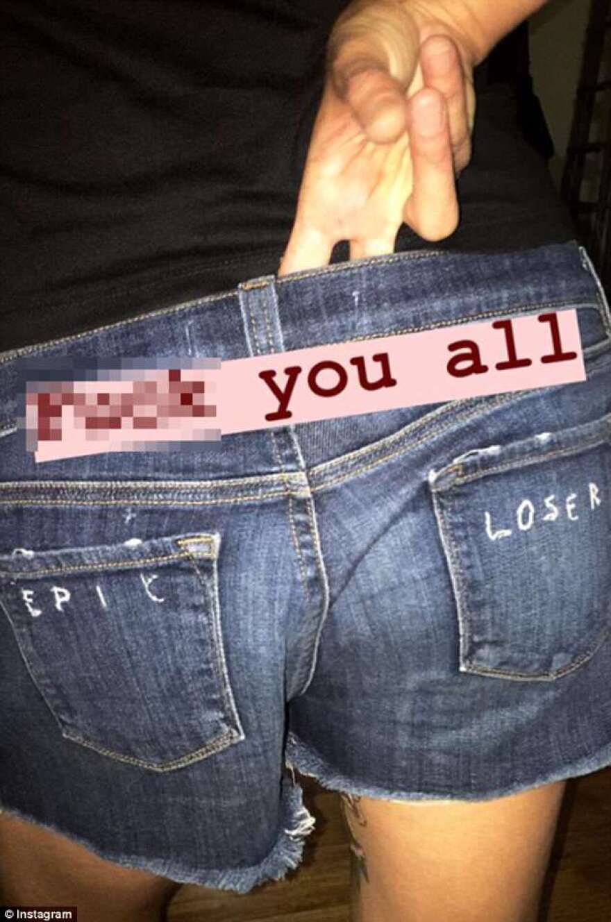 Άζια Αρτζέντο: Με οργισμένες αναρτήσεις και γυμνές φωτογραφίες απαντά σε όσους την κατηγορούν για τον χαμό του Μπουρντέν