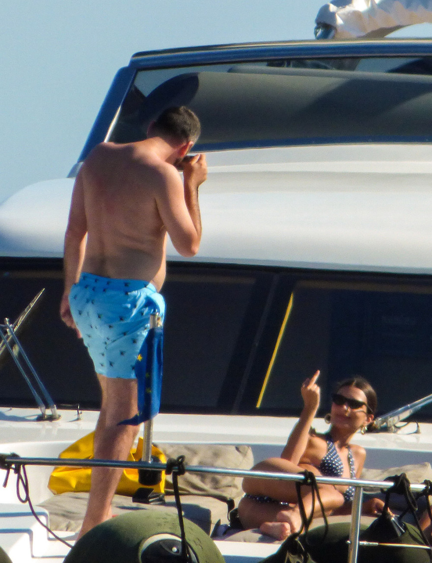 Φωτογραφίες: Οι σέξι διακοπές της Emily Ratajkowski και της Gigi Hadid στην Ελλάδα