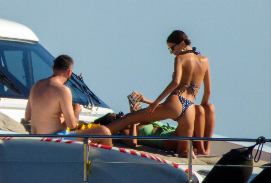 Φωτογραφίες: Οι σέξι διακοπές της Emily Ratajkowski και της Gigi Hadid στην Ελλάδα