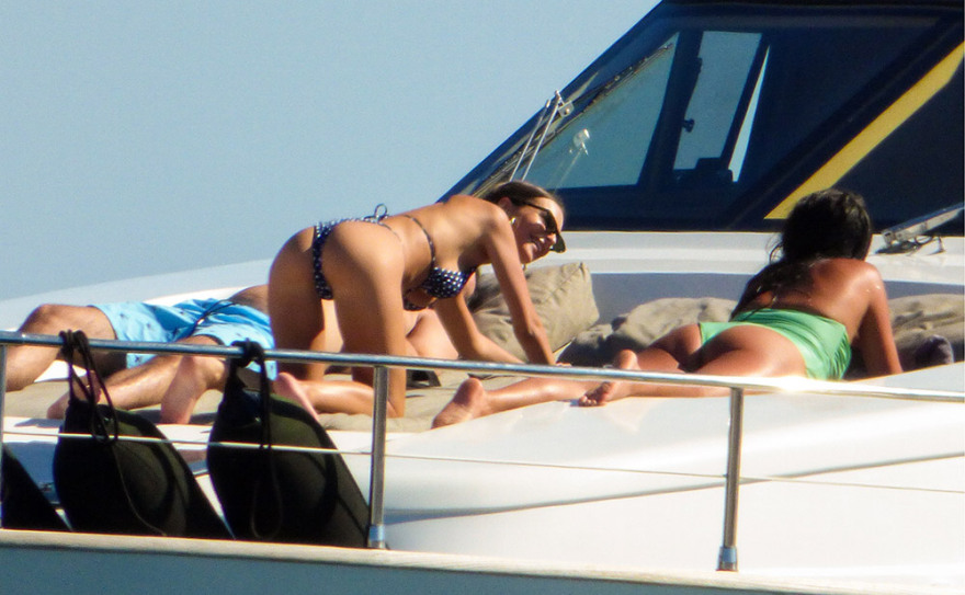 Φωτογραφίες: Οι σέξι διακοπές της Emily Ratajkowski και της Gigi Hadid στην Ελλάδα