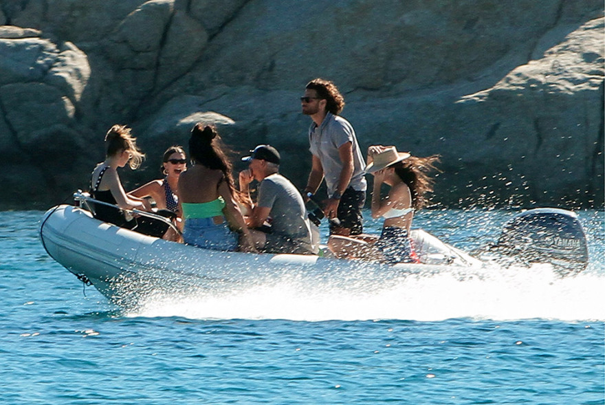 Φωτογραφίες: Οι σέξι διακοπές της Emily Ratajkowski και της Gigi Hadid στην Ελλάδα