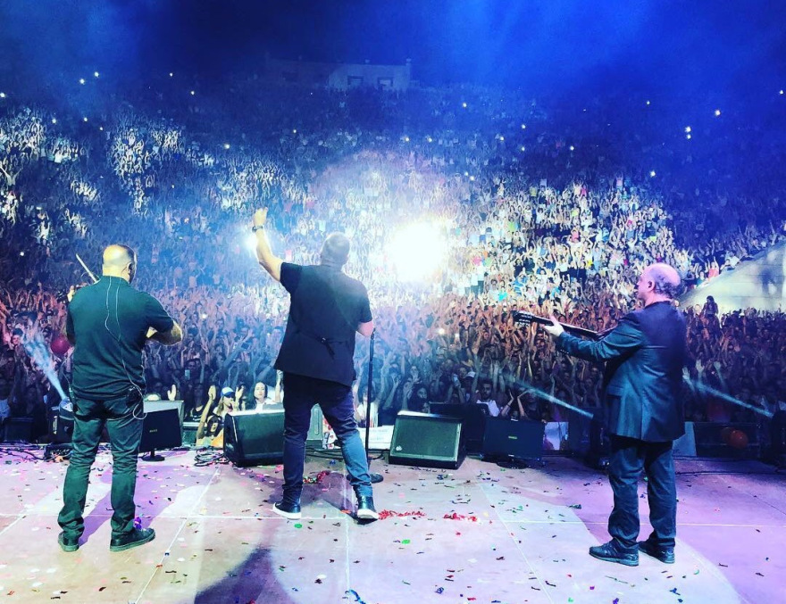 Αντώνης Ρέμος: Θρίαμβος στη Θεσσαλονίκη με 10.000 κόσμο στο «Θέατρο Γης»