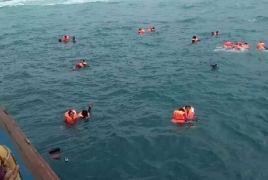 Εικόνες σοκ από ναυάγιο φέρι μπόουτ: Έντρομοι επιβάτες γαντζώνονται στα κάγκελα και μετά πέφτουν στο νερό