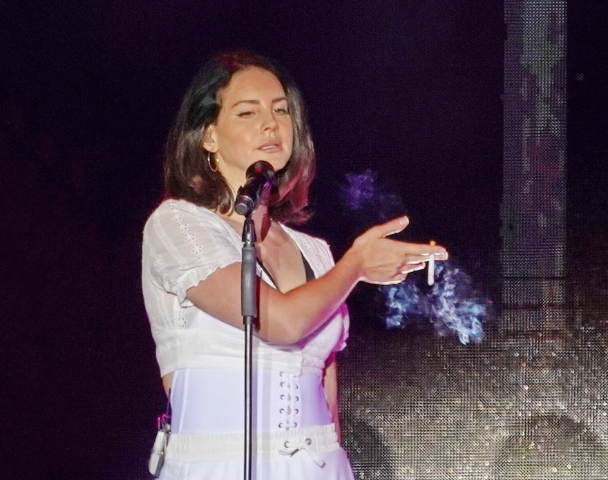 Η ερωτική Λάνα ντελ Ρέι ανέβηκε στη σκηνή με το τσιγάρο στο στόμα