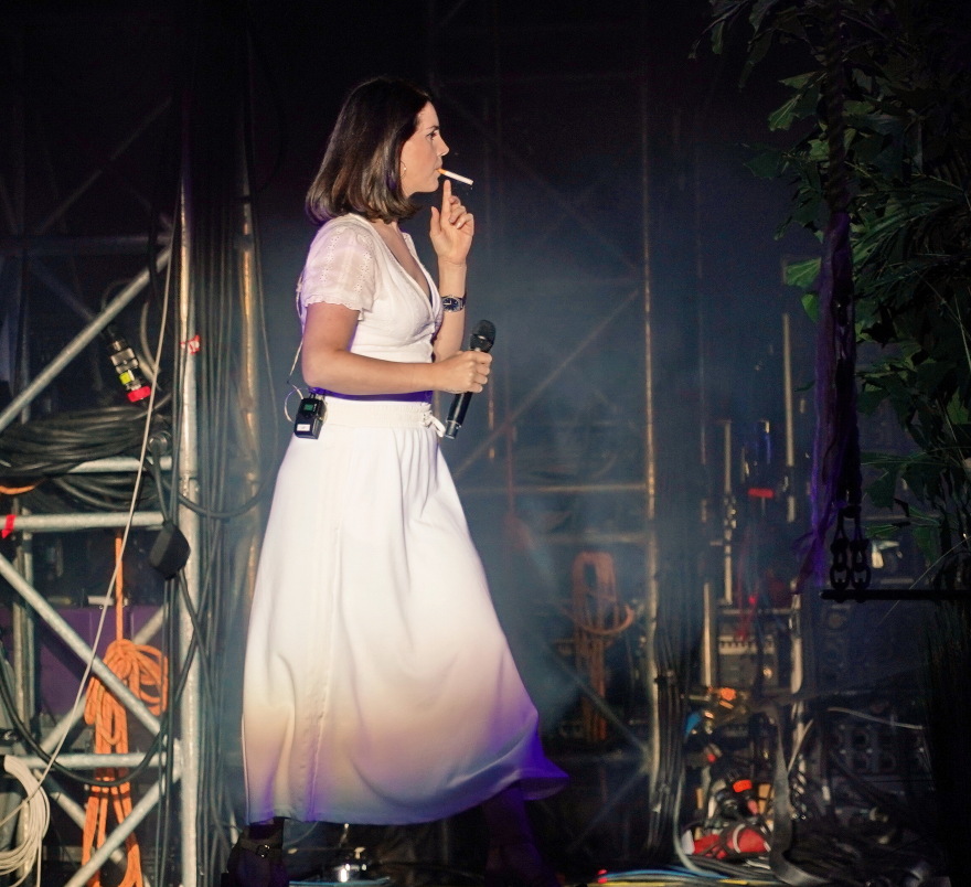 Η ερωτική Λάνα ντελ Ρέι ανέβηκε στη σκηνή με το τσιγάρο στο στόμα