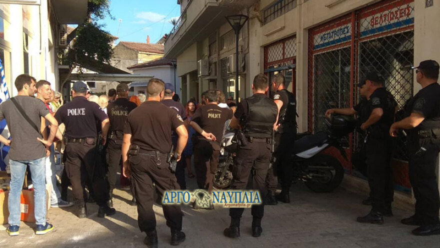 «Θερμή» υποδοχή σε Πετρόπουλο στο Άργος: Ένταση και συνθήματα για οικονομία και Σκόπια