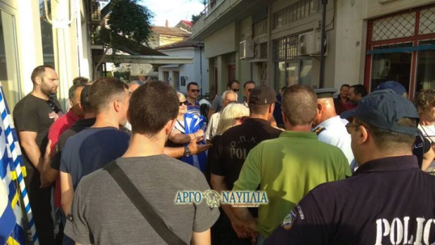 «Θερμή» υποδοχή σε Πετρόπουλο στο Άργος: Ένταση και συνθήματα για οικονομία και Σκόπια