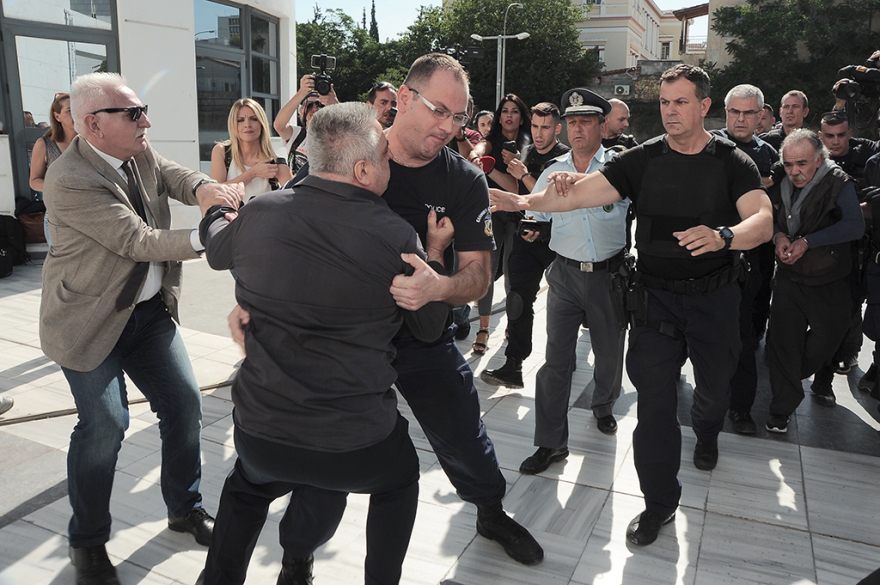 Δίκη για δολοφονία Ζέμπερη: «Φονιά να πεθάνεις» φώναζε η μητέρα της εφοριακού