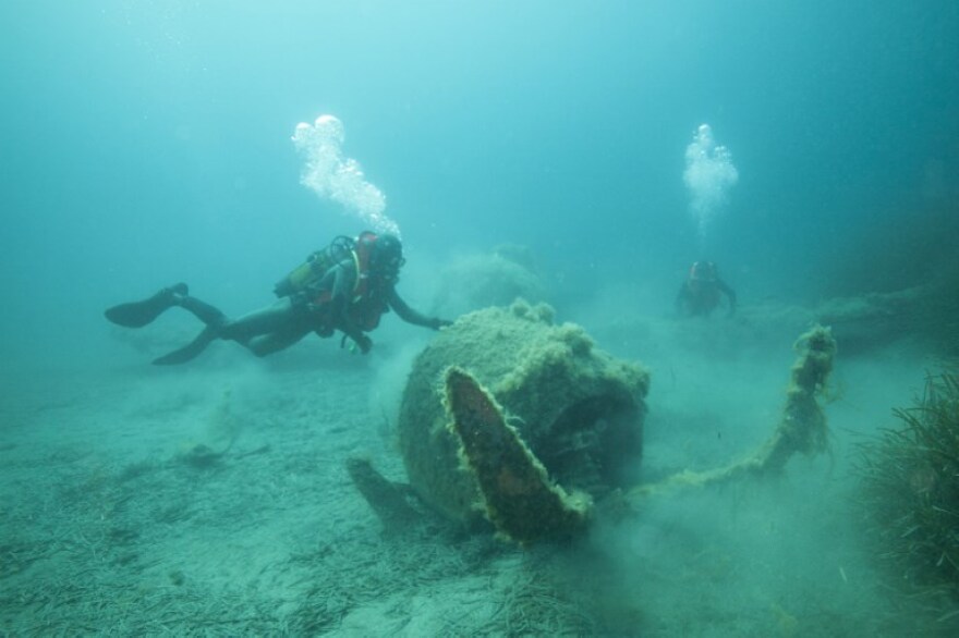 Δύτες εξερεύνησαν τα συντρίμμια πολεμικού αεροσκάφους του Β' Παγκοσμίου πολέμου 