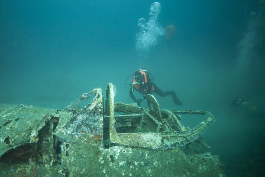 Δύτες εξερεύνησαν τα συντρίμμια πολεμικού αεροσκάφους του Β' Παγκοσμίου πολέμου 