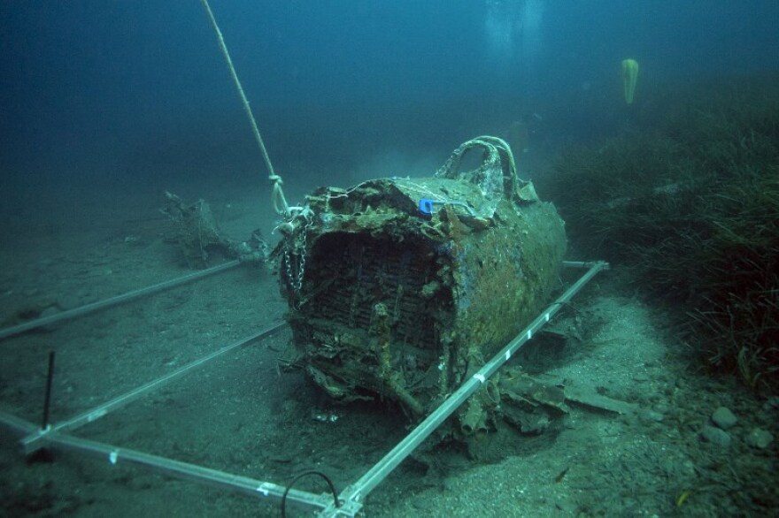 Δύτες εξερεύνησαν τα συντρίμμια πολεμικού αεροσκάφους του Β' Παγκοσμίου πολέμου 