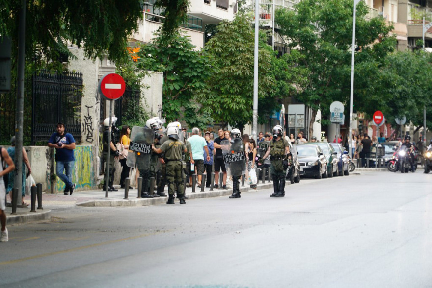 Θεσσαλονίκη: Ένταση στην πορεία για τη Μακεδονία, με ΜΑΤ οι διαδηλώσεις κατά του Τσίπρα - Τραυματίστηκε αστυνομικός