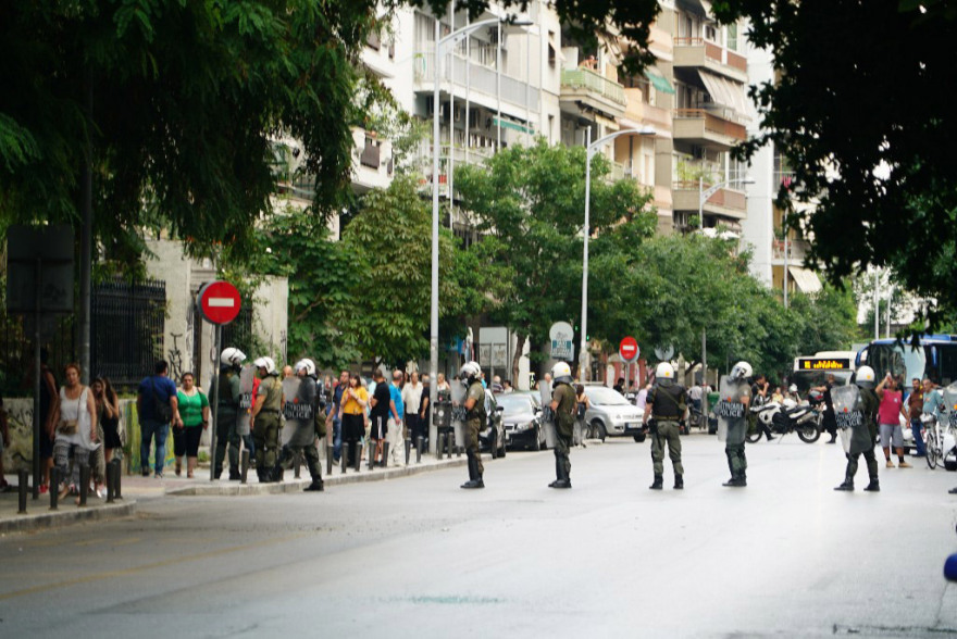 Θεσσαλονίκη: Ένταση στην πορεία για τη Μακεδονία, με ΜΑΤ οι διαδηλώσεις κατά του Τσίπρα - Τραυματίστηκε αστυνομικός