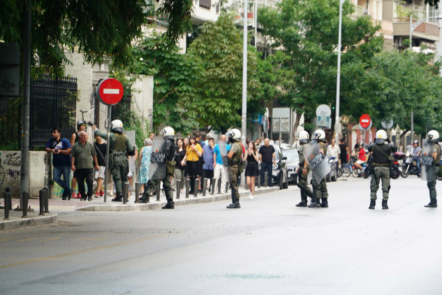Θεσσαλονίκη: Ένταση στην πορεία για τη Μακεδονία, με ΜΑΤ οι διαδηλώσεις κατά του Τσίπρα - Τραυματίστηκε αστυνομικός