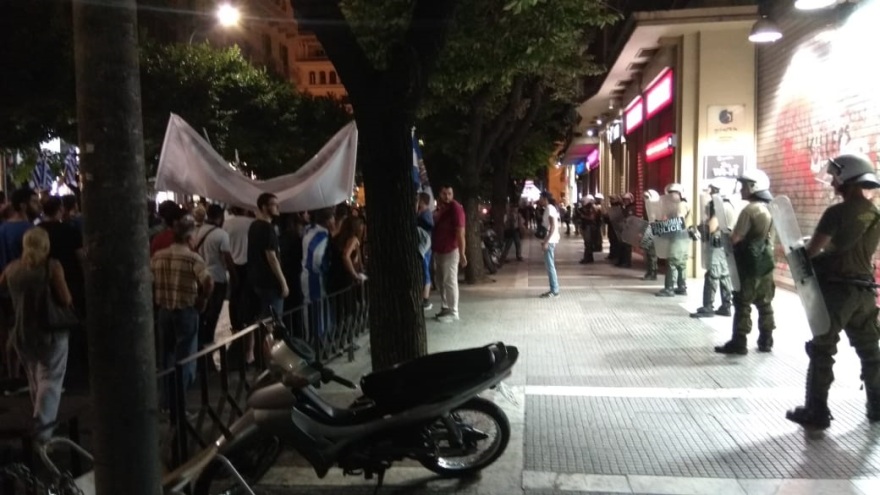 Θεσσαλονίκη: Ένταση στην πορεία για τη Μακεδονία, με ΜΑΤ οι διαδηλώσεις κατά του Τσίπρα - Τραυματίστηκε αστυνομικός