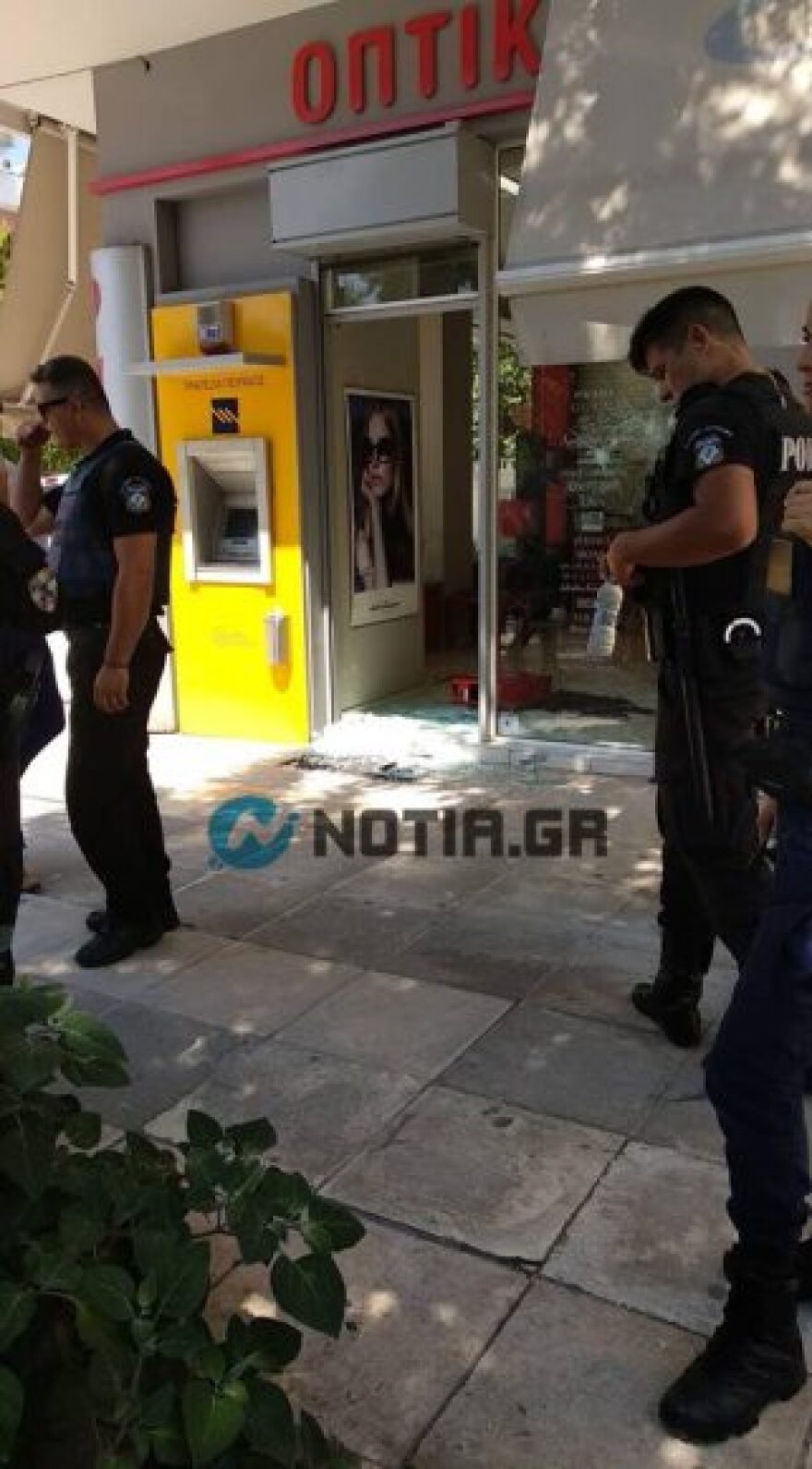 Άλιμος: Σοκ από τον ληστή που πυροβολούσε μέσα στον κόσμο - Η ΕΛΑΣ ψάχνει DNA στα τρία οχήματα που χρησιμοποίησε