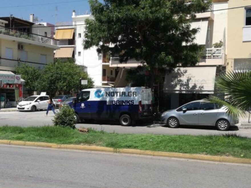 Άλιμος: Σοκ από τον ληστή που πυροβολούσε μέσα στον κόσμο - Η ΕΛΑΣ ψάχνει DNA στα τρία οχήματα που χρησιμοποίησε