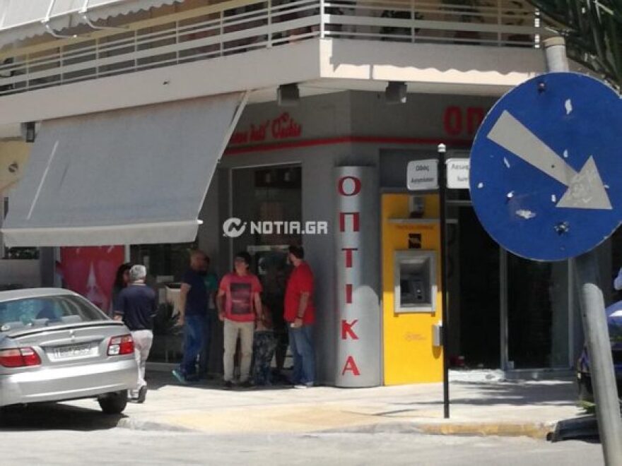 Άλιμος: Σοκ από τον ληστή που πυροβολούσε μέσα στον κόσμο - Η ΕΛΑΣ ψάχνει DNA στα τρία οχήματα που χρησιμοποίησε