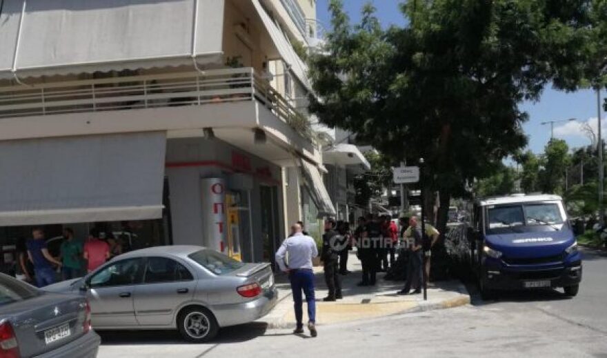 Άλιμος: Σοκ από τον ληστή που πυροβολούσε μέσα στον κόσμο - Η ΕΛΑΣ ψάχνει DNA στα τρία οχήματα που χρησιμοποίησε