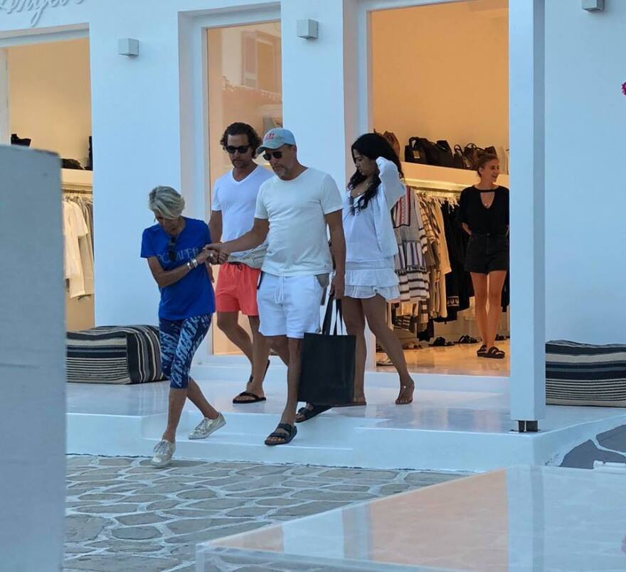 Μάθιου ΜακΚόναχι και Γούντι Χάρελσον κάνουν διακοπές στην Αντίπαρο