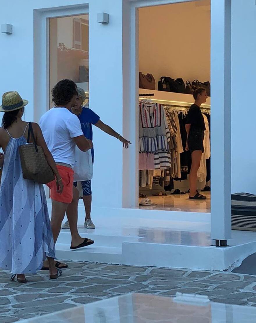 Μάθιου ΜακΚόναχι και Γούντι Χάρελσον κάνουν διακοπές στην Αντίπαρο