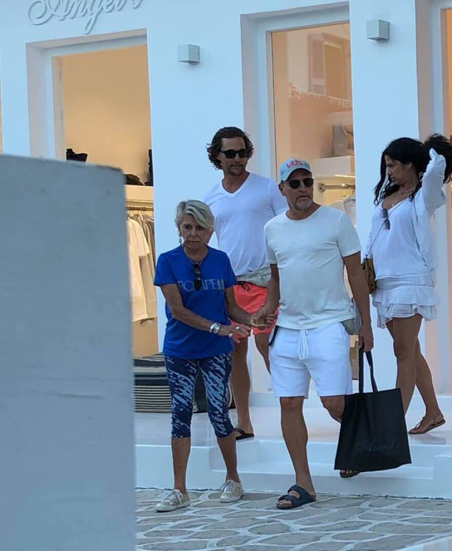 Μάθιου ΜακΚόναχι και Γούντι Χάρελσον κάνουν διακοπές στην Αντίπαρο