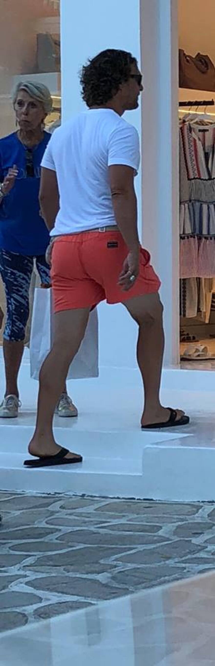 Μάθιου ΜακΚόναχι και Γούντι Χάρελσον κάνουν διακοπές στην Αντίπαρο