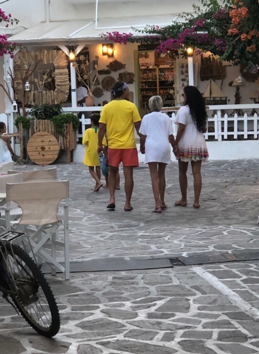 Μάθιου ΜακΚόναχι και Γούντι Χάρελσον κάνουν διακοπές στην Αντίπαρο