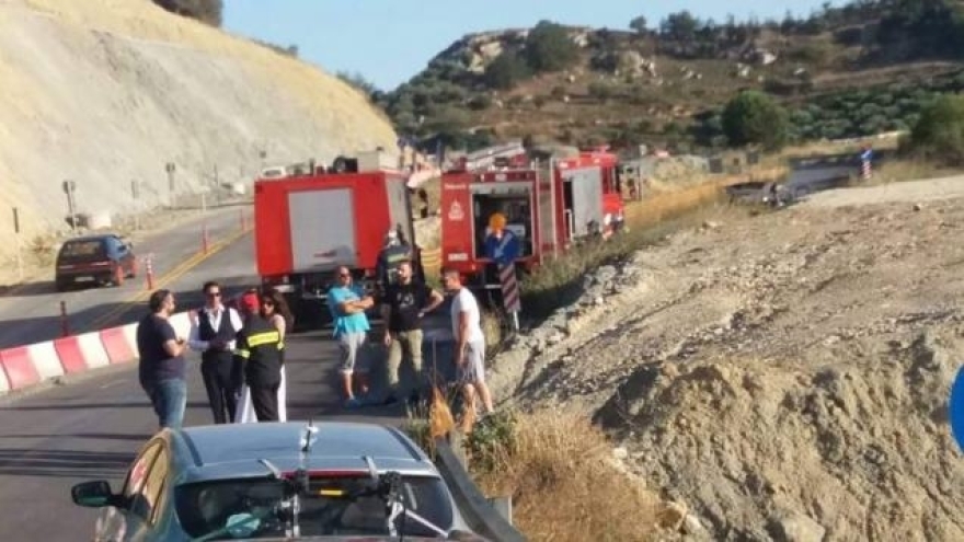 Ηράκλειο: Ο γαμπρός και η νύφη βγήκαν από το ΙΧ που άρπαξε φωτιά εν κινήσει