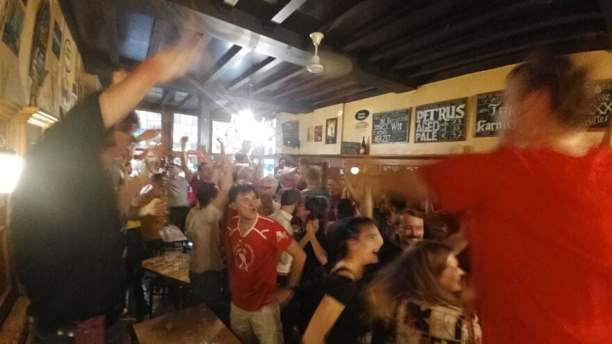 Μουντιάλ 2018: Εικόνες από... Ελλάδα του 2004 στο Βέλγιο μετά τη νίκη επί της Βραζιλίας