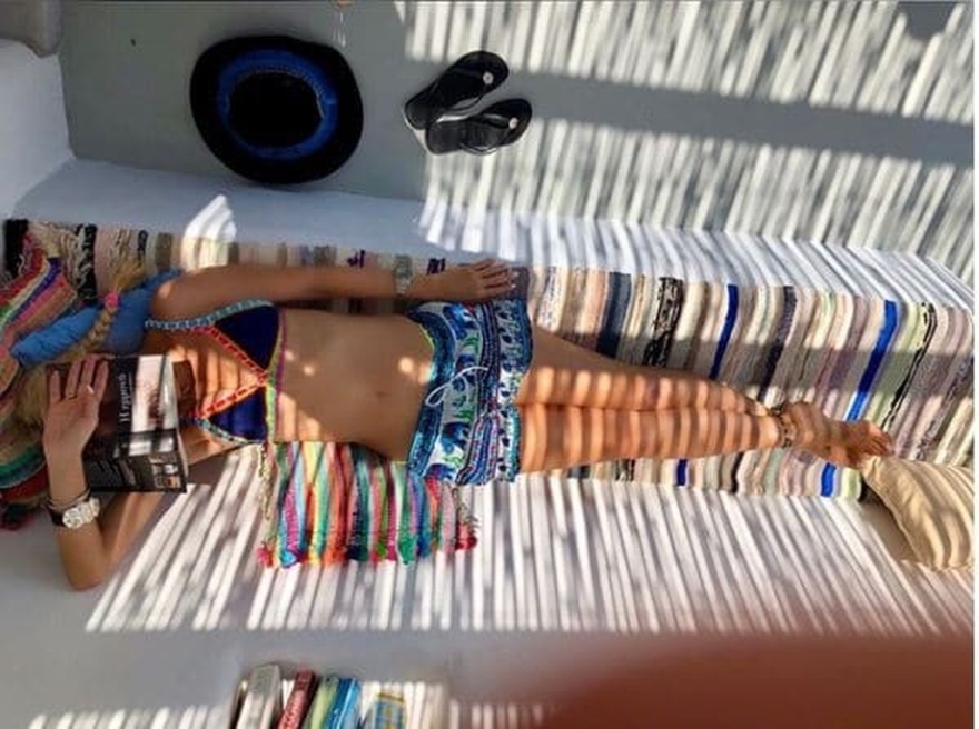 Ελένη Μενεγάκη: Δείτε φωτογραφίες από την καλοκαιρινή της... σιέστα