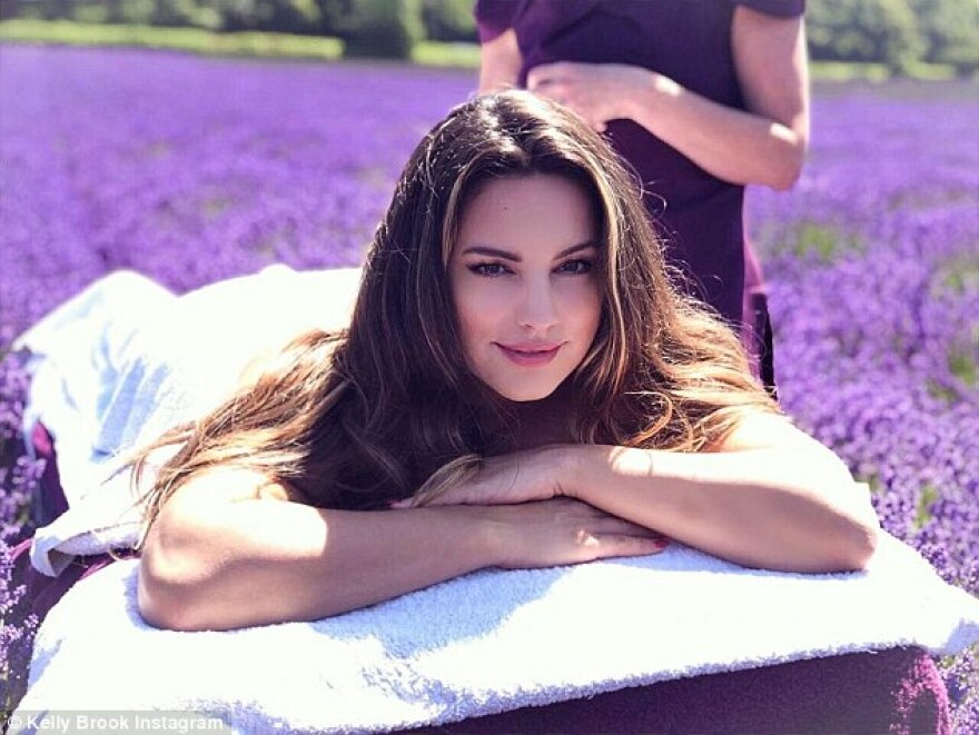 Βίντεο: Η Kelly Brook κάνει μασάζ γυμνή σε ένα κτήμα με λεβάντες  
