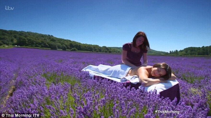 Βίντεο: Η Kelly Brook κάνει μασάζ γυμνή σε ένα κτήμα με λεβάντες  