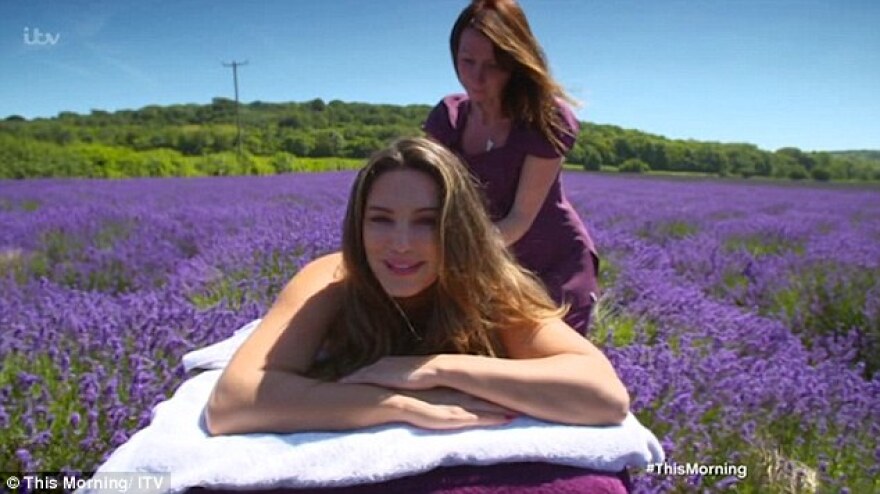 Βίντεο: Η Kelly Brook κάνει μασάζ γυμνή σε ένα κτήμα με λεβάντες  