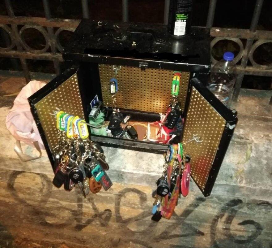 Έφοδος σε νυχτερινά κέντρα: «Χειροπέδες» σε παρκαδόρους και υπεύθυνους καταστημάτων