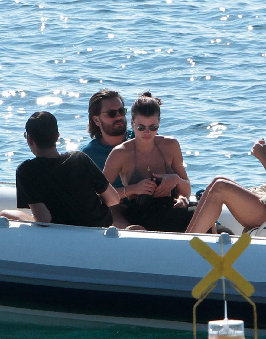 Νέες αφίξεις celebrities στη Μύκονο: Ο πρώην της Kourtney Kardashian και η σέξι πρώην του Van der Vaart στο νησί