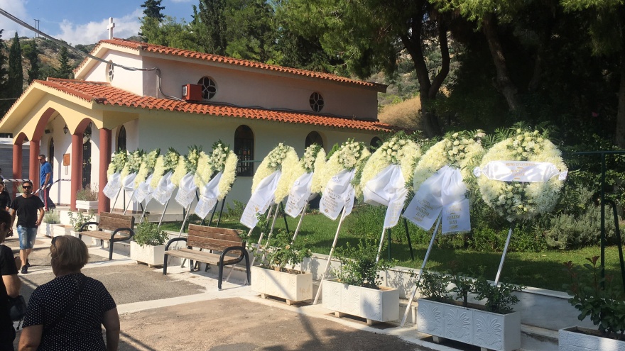 Θρήνος στην Αργυρούπολη: Με ένα λευκό τριαντάφυλλο αποχαιρέτησαν τον 15χρονο Νίκο