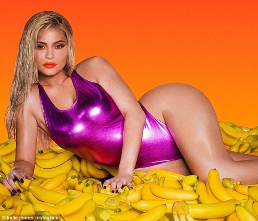 Kylie Jenner: Φόρεσε το μαγιό της και ξάπλωσε πάνω σε... μπανάνες 