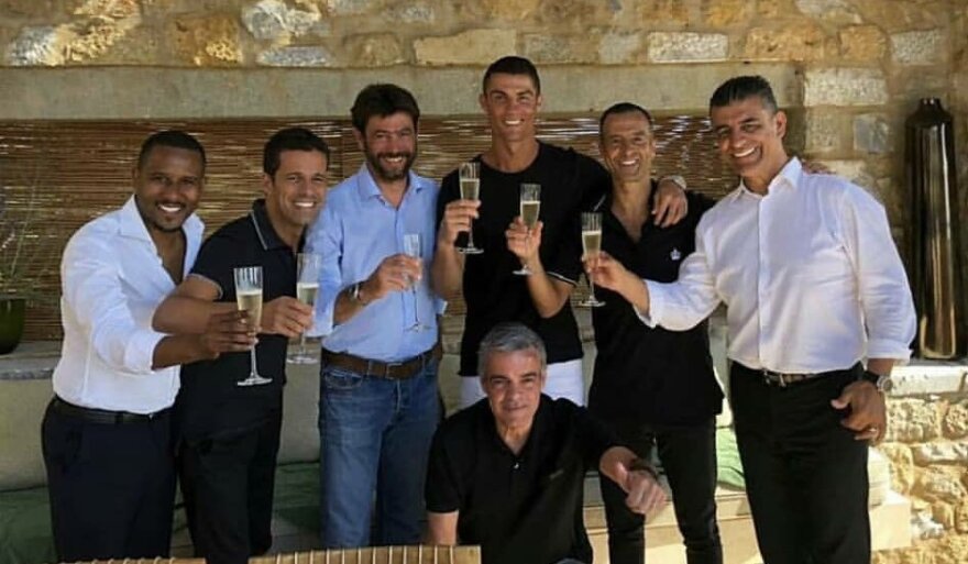 Φωτογραφία: Ο Ρονάλντο υπέγραψε με τη Γιουβέντους στην Καλαμάτα - Οι κερδισμένοι και οι χαμένοι από το deal