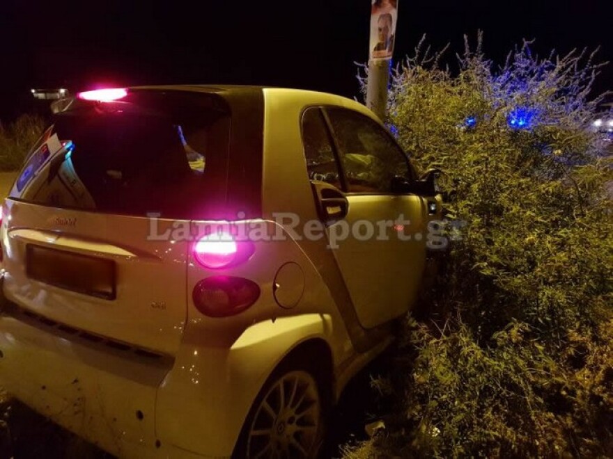 Λαμία: Αυτοκίνητο καρφώθηκε σε κολώνα 