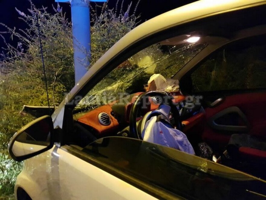 Λαμία: Αυτοκίνητο καρφώθηκε σε κολώνα 
