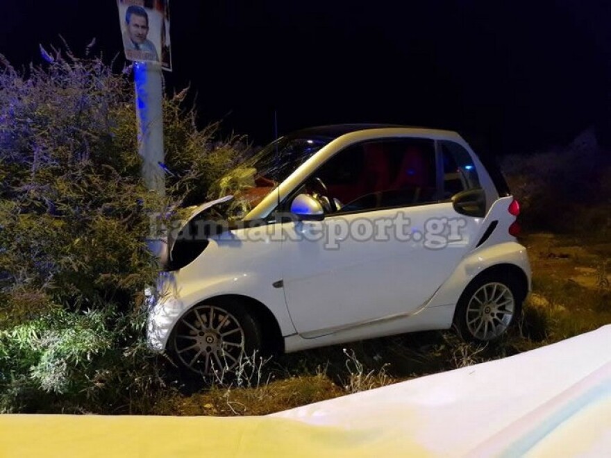 Λαμία: Αυτοκίνητο καρφώθηκε σε κολώνα 