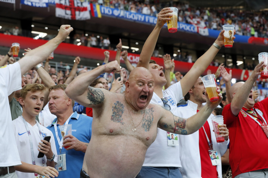 Κροατία-Αγγλία: Καρεμπέ, Μικ Τζάγκερ και εντυπωσιακά κορίτσια στη μάχη της εξέδρας