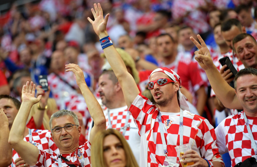 Κροατία-Αγγλία: Καρεμπέ, Μικ Τζάγκερ και εντυπωσιακά κορίτσια στη μάχη της εξέδρας