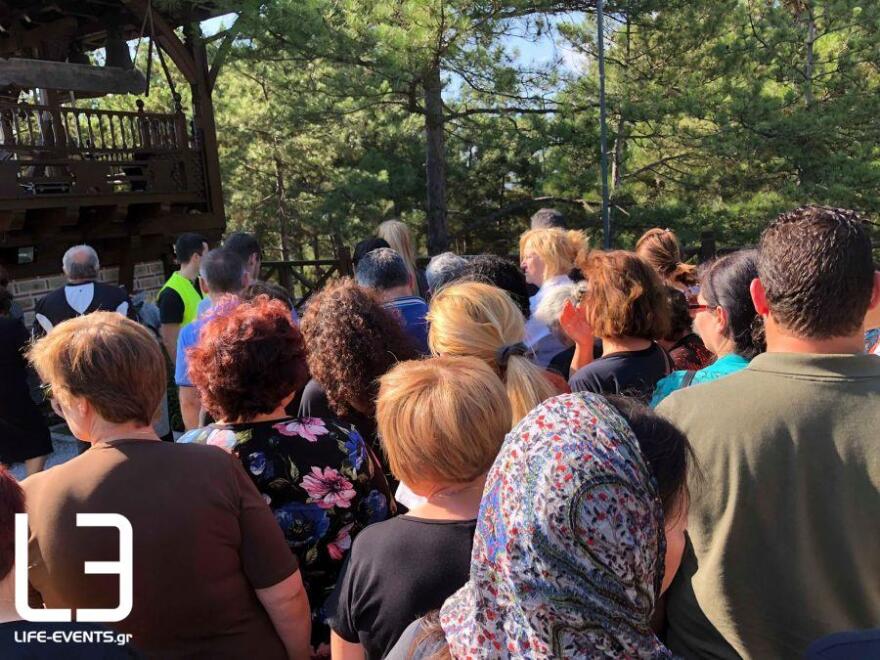 Φωτογραφίες: Ουρές πιστών στον τάφο του Αγίου Παΐσιου - Καταφθάνουν από όλη τη χώρα