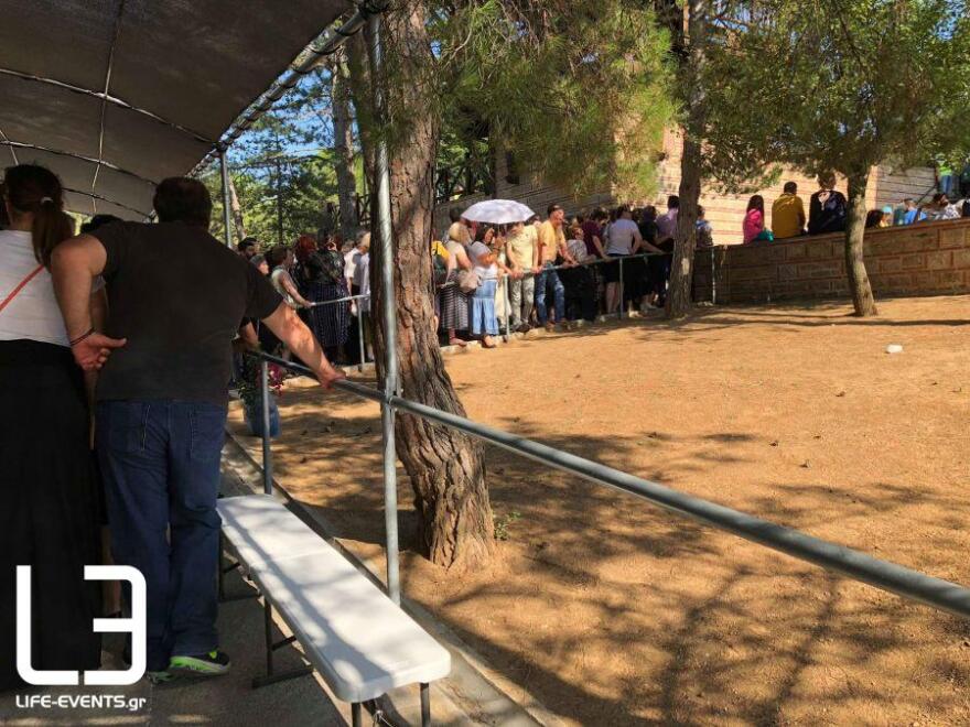 Φωτογραφίες: Ουρές πιστών στον τάφο του Αγίου Παΐσιου - Καταφθάνουν από όλη τη χώρα